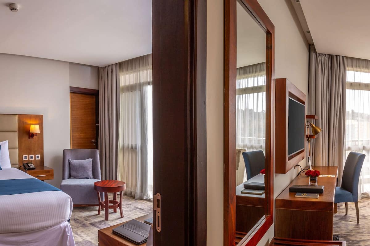 Executive Suite, 1 King Bed, Balcony