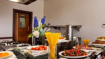 Desayuno buffet (USD 20 por persona)