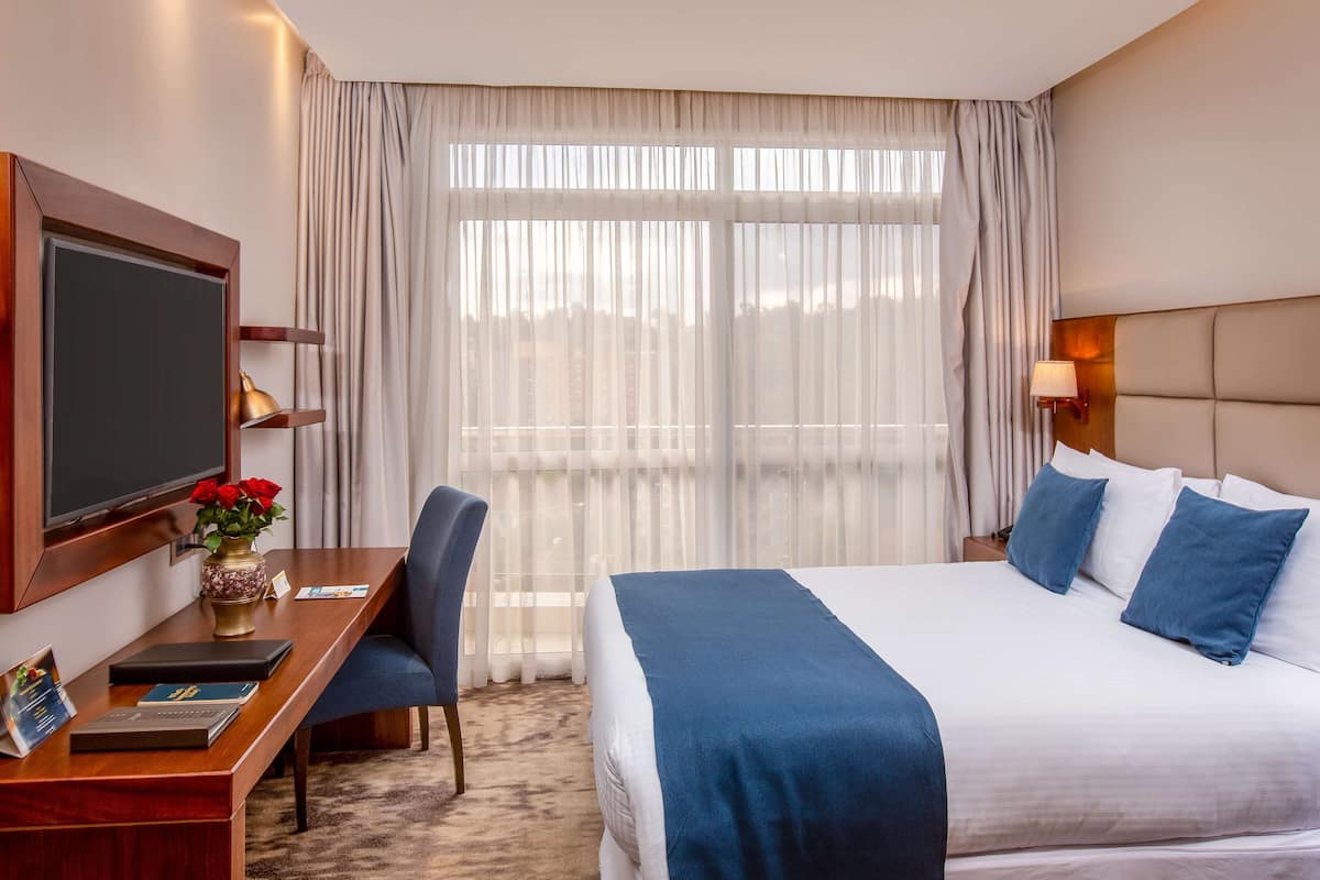 Egyptian cotton sheets, premium bedding, pillow-top beds, minibar