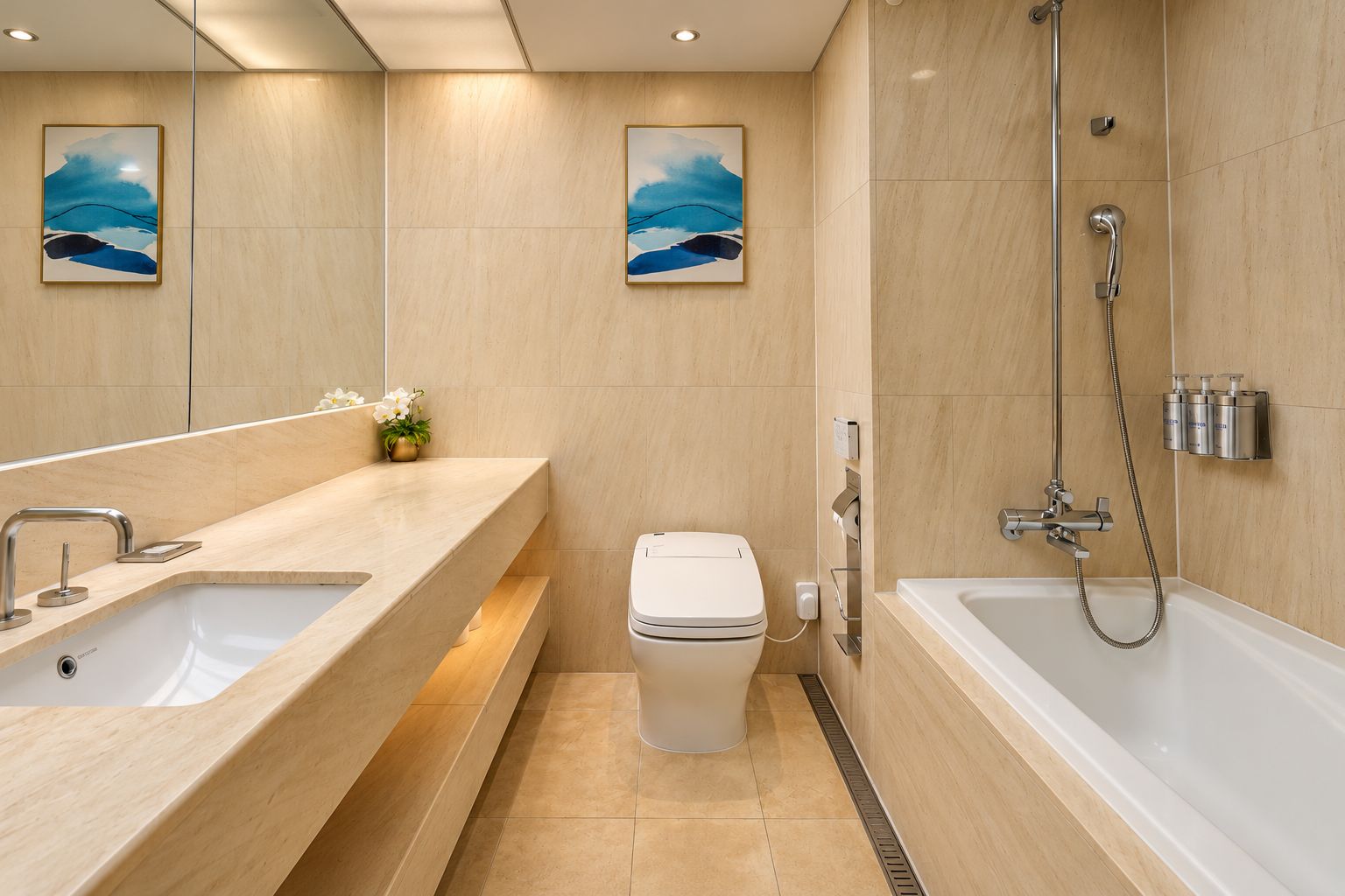 Un baño moderno con tocador de doble lavabo, inodoro, bañera y ducha.