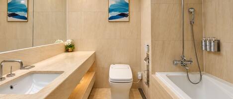 Un baño moderno con tocador de doble lavabo, inodoro, bañera y ducha.