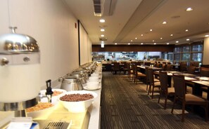 Un espace buffet doté de plusieurs points de service et d’un long comptoir.