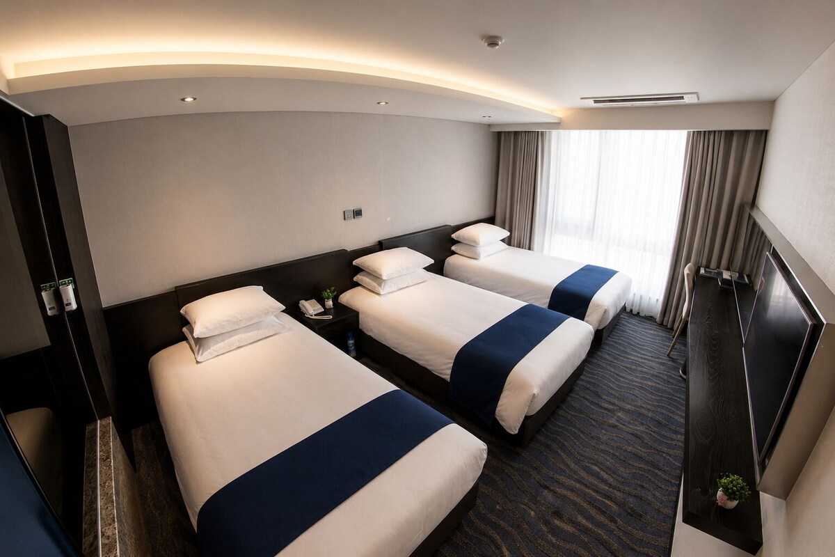 Kamar Triple | Setrika/meja setrika dan seprai linen