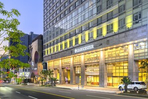 Un hôtel doté d’une façade moderne, de grandes fenêtres et d’une entrée imposante.