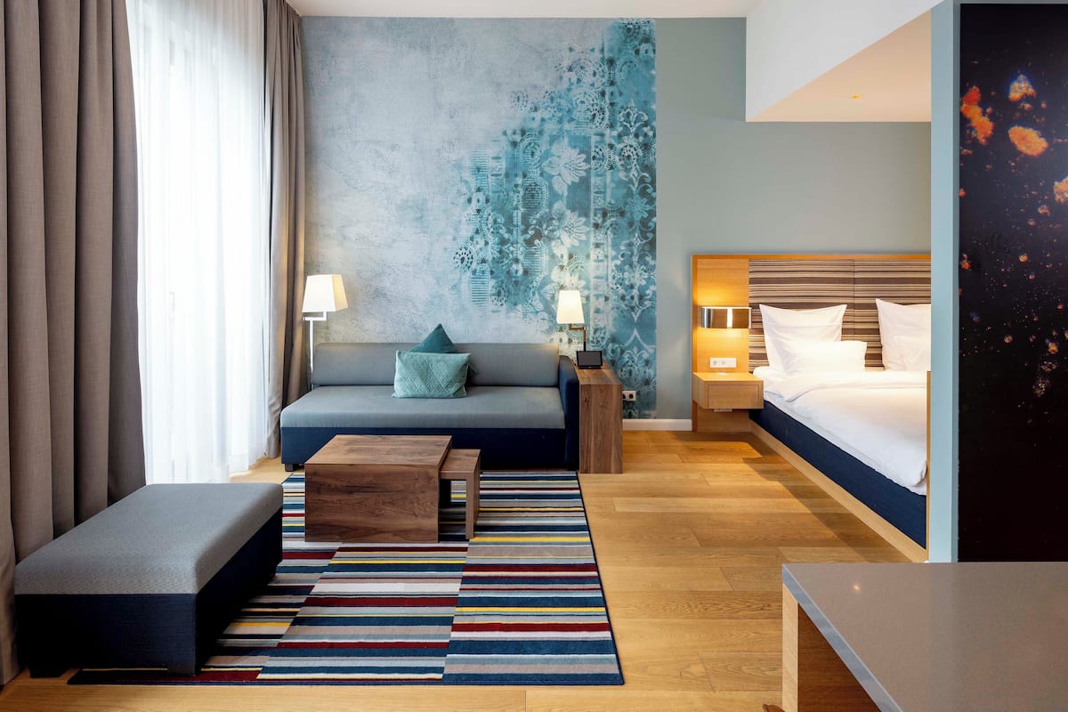 Business suite | Luxe beddengoed, een minibar, een kluis op de kamer, een bureau