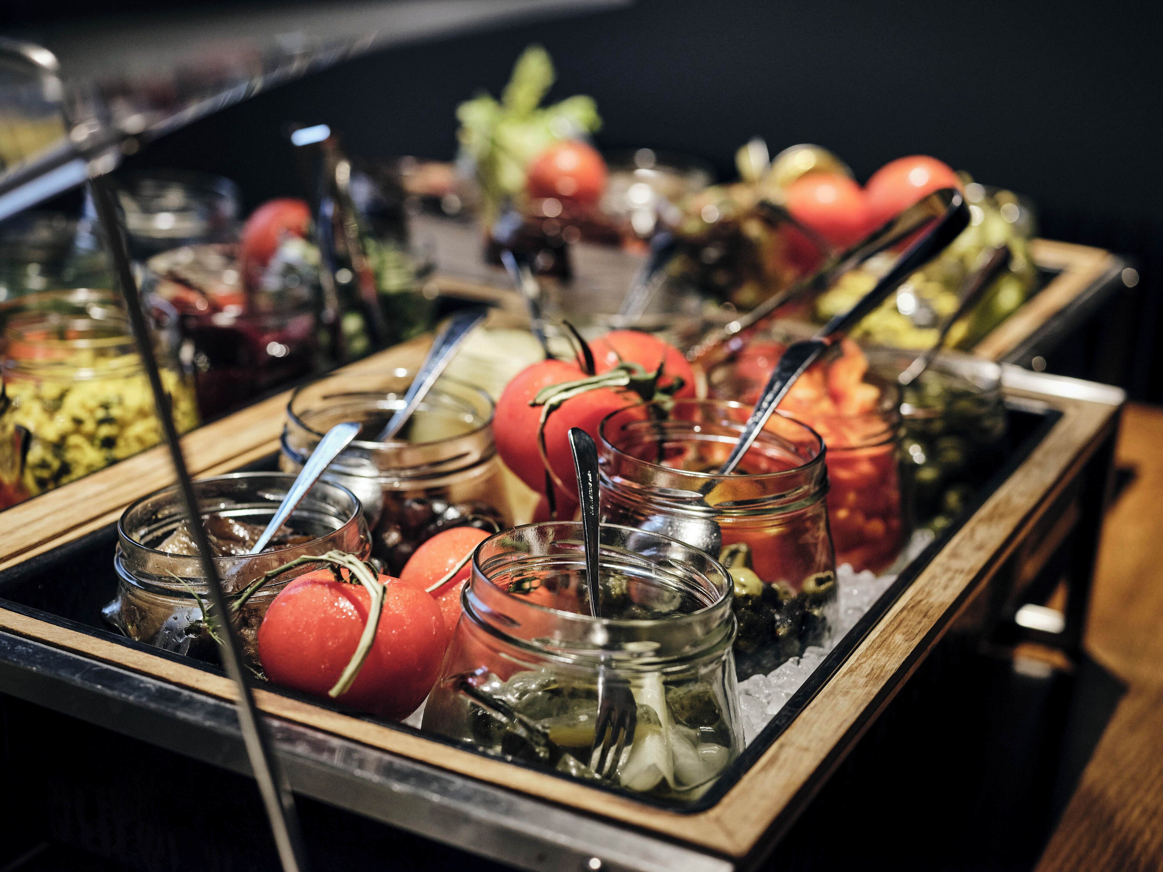 Um buffet com diversos alimentos e acompanhamentos.