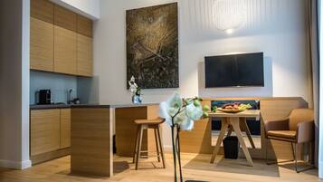 Business suite | Privékeuken | Een koelkast, een microgolfoven, een oven, een vaatwasser