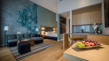 Luxe beddengoed, een minibar, een kluis op de kamer, een bureau