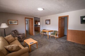 Suite, 1 Queen Bed | Rollaway beds, free WiFi, bed sheets - Superior Motel & Suites (Munising)