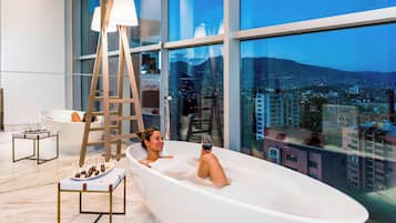 Suite Présidentielle, 1 trÚs grand lit | Salle de bain | Ensemble douche/baignoire, articles de toilette gratuits, sÚche-cheveux