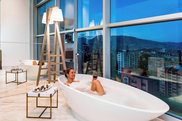 Presidential Suite, 1 King Bed | Bathroom | Combined shower/tub, free toiletries, hair dryer, towels - Medellin Marriott Hotel (Medellín)