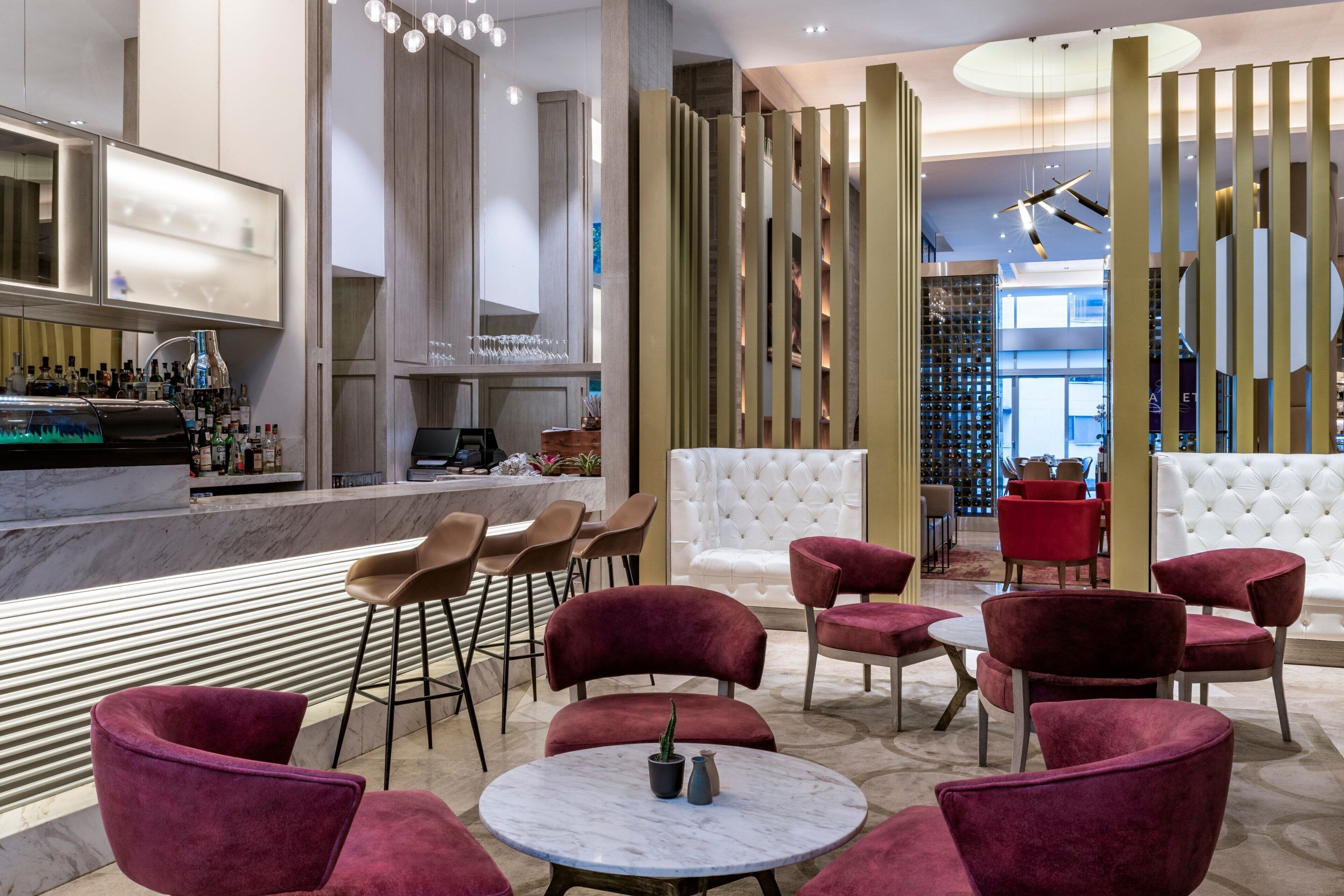 2 restaurants servant le petit déjeuner, le déjeuner et le dîner