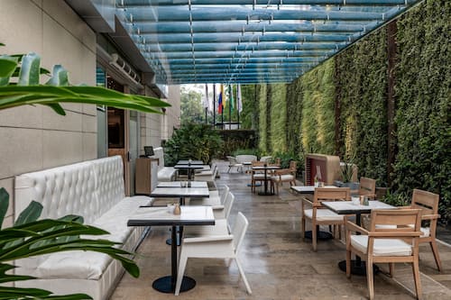 2 restaurants servant le petit déjeuner, le déjeuner et le dîner