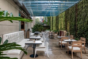 2 restaurants, breakfast, lunch served; local and international cuisine - Medellin Marriott Hotel (Medellín)