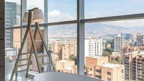 Une salle de bain moderne avec une baignoire sur pieds, de grandes fenêtres et une vue sur la ville.