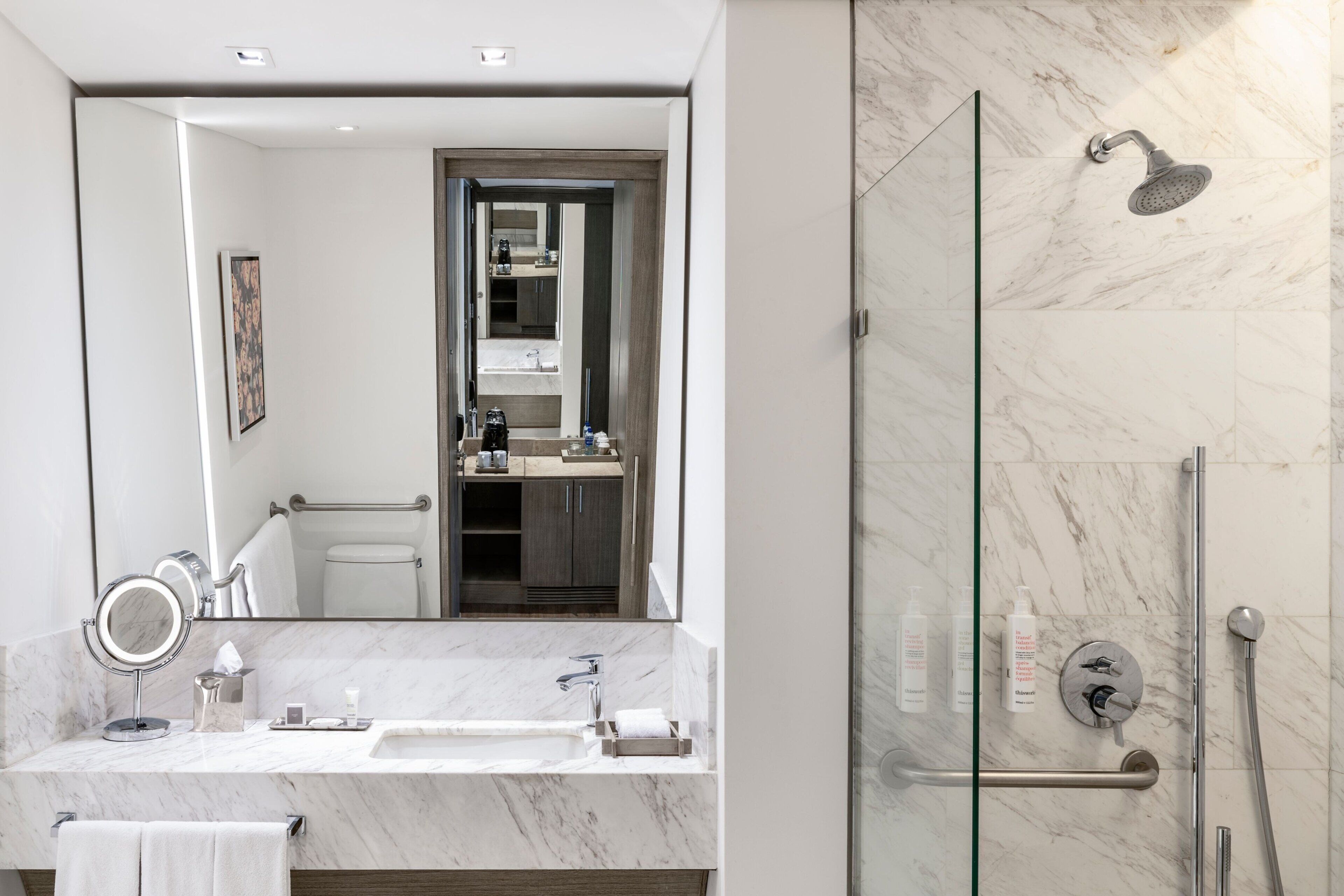 Room, 1 King Bed | Bathroom