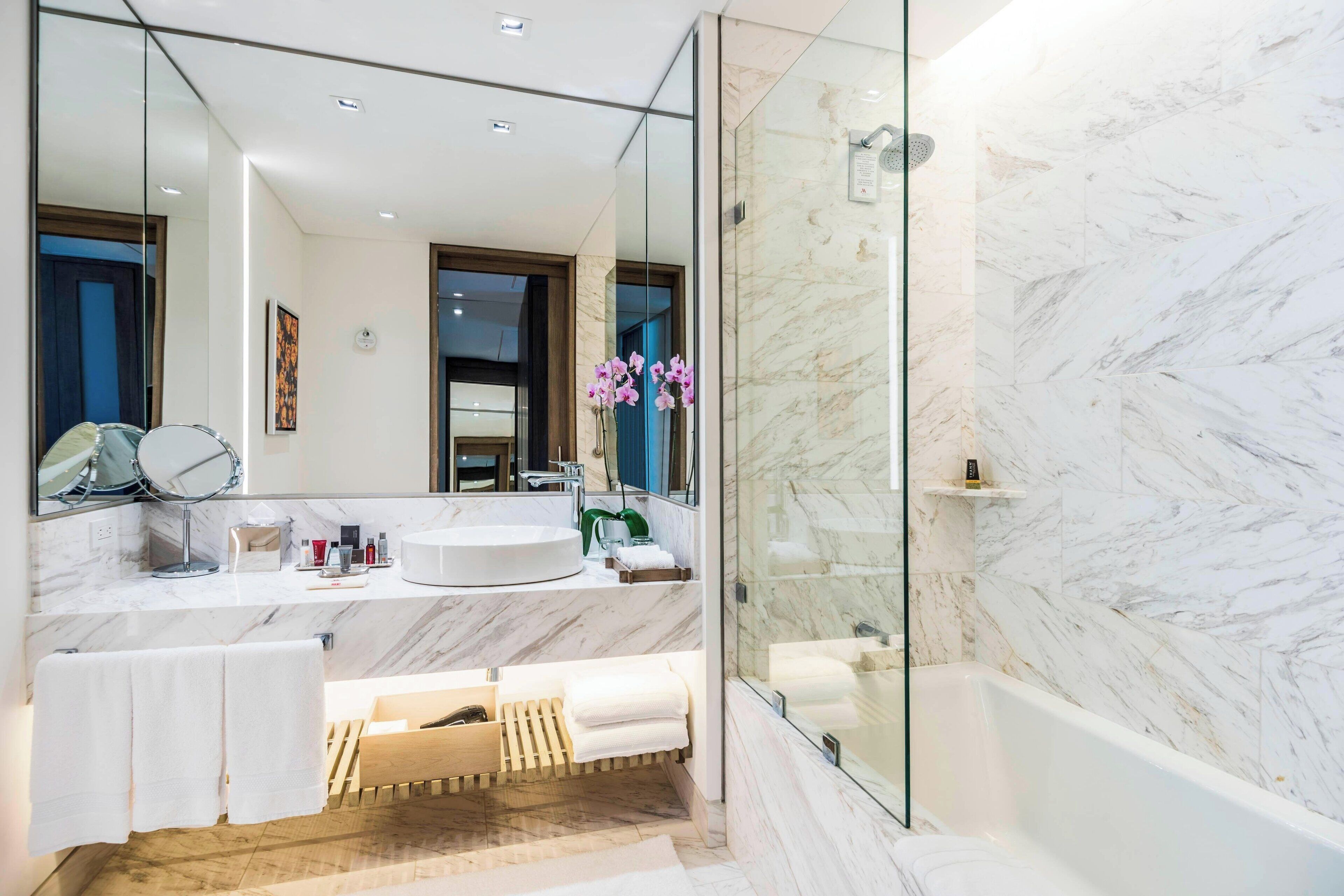 Combined shower/tub, free toiletries, hair dryer, towels