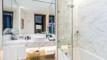 Combined shower/tub, free toiletries, hair dryer, towels