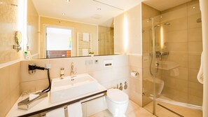 Studio, 1 kingsize bed | Badkamer | Een douche, gratis toiletartikelen, een haardroger, pantoffels