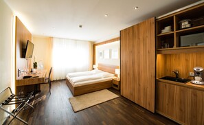 Studio, 1 kingsize bed | Hypoallergeen beddengoed, een bureau, geluiddichte muren