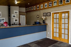 Check-in/check-out kiosk - Lakeview Lodge Motel (Lakeview)