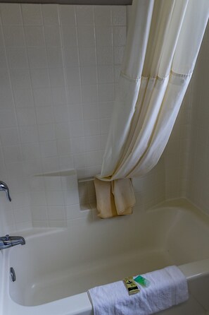 Kamer, 1 kingsize bed | Badkamer | Een douche, gratis toiletartikelen, handdoeken