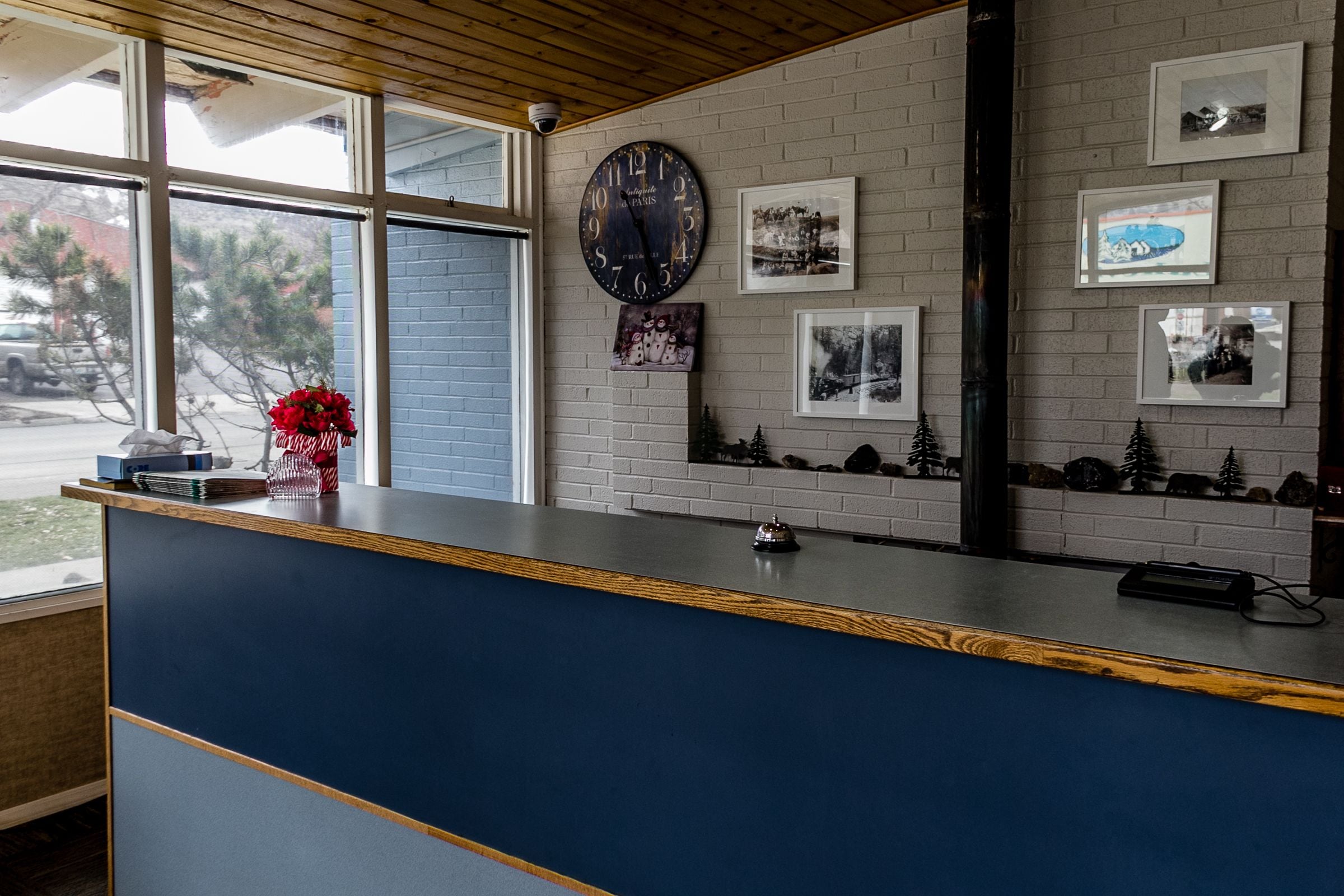 Check-in/check-out kiosk