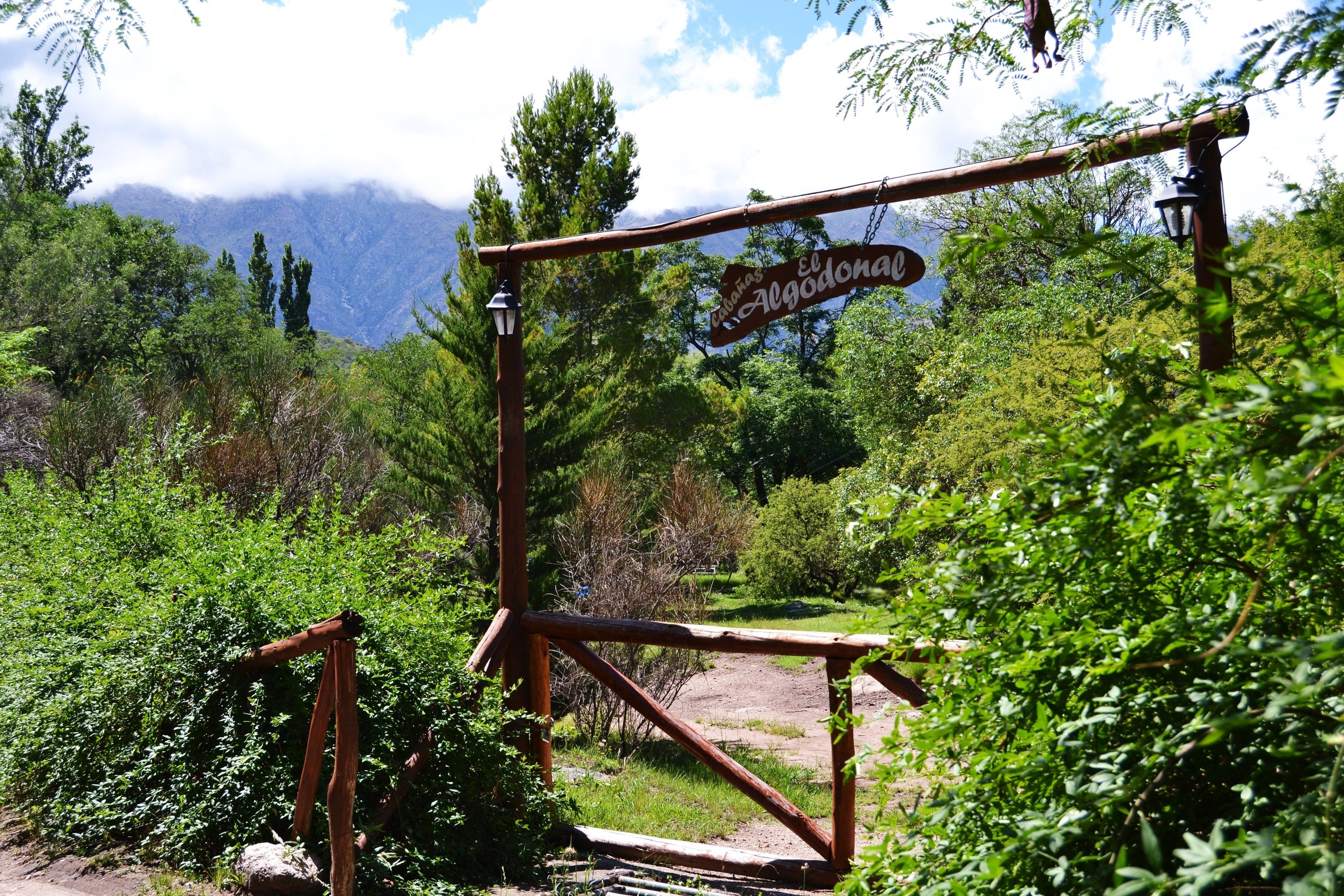 Una rústica verja de madera con un cartel que dice 'El Algotona'.