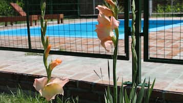 Inomhuspool och en säsongsöppen utomhuspool