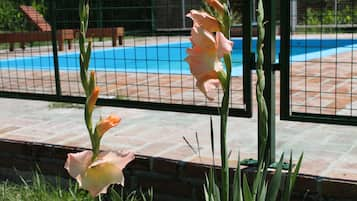 Una piscina techada, una piscina al aire libre de temporada