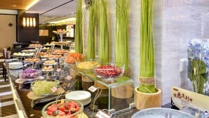 Un bufé con diversos alimentos y una decoración floral.