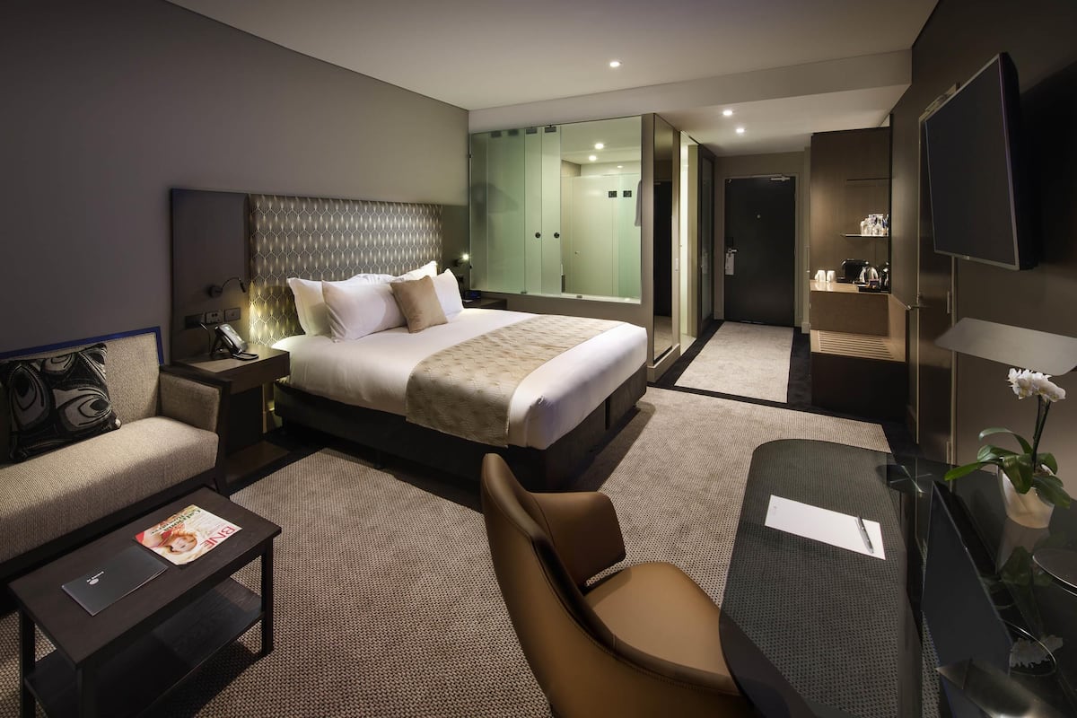 Deluxe Room, 1 King Bed, Club Lounge Access (Executive) | 1 bedroom, minibar, in-room safe, desk