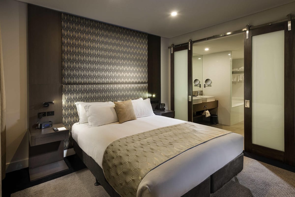 Junior Suite, 1 King Bed, Club Lounge Access | 1 bedroom, minibar, in-room safe, desk
