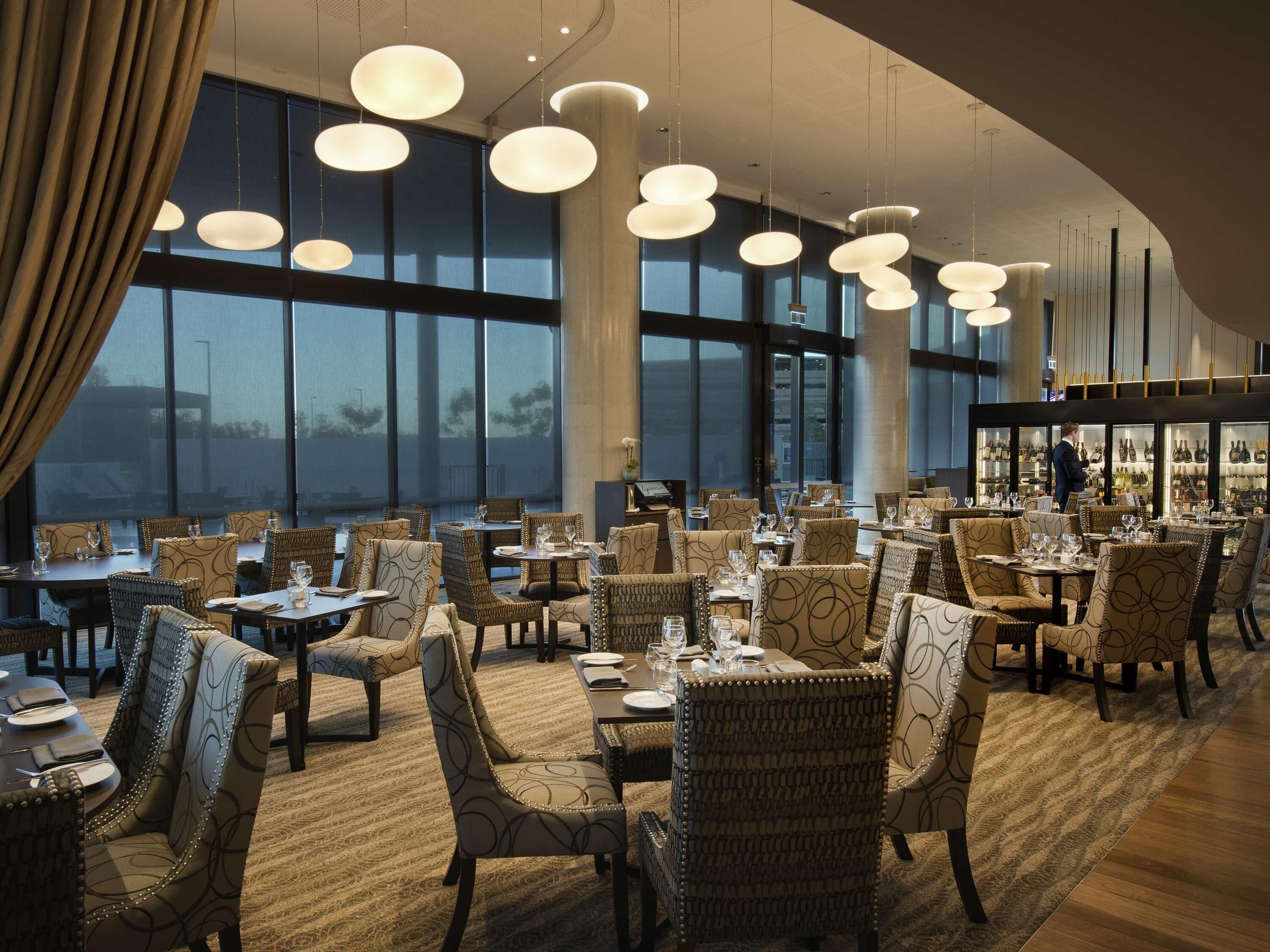 供应早餐、午餐和晚餐