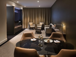 Minibar, in-room safe, desk, soundproofing - Pullman Brisbane Airport (Brisbane Airport)