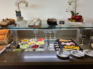 Se ofrece un desayuno bufé todos los días (por un coste adicional)