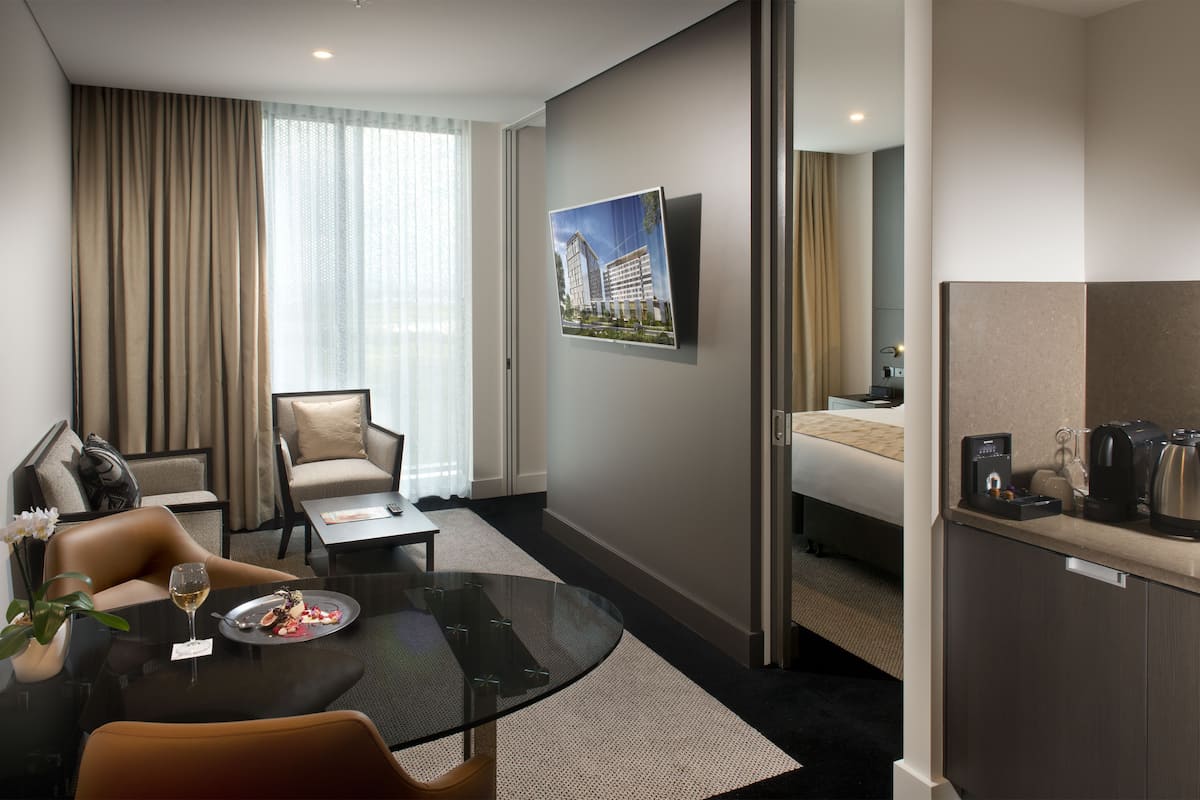 Suite Junior, 1 trĂšs grand lit, accĂšs au salon club