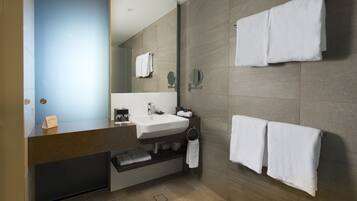 Un bagno moderno con uno specchio grande, un lavandino e due portasciugamani.