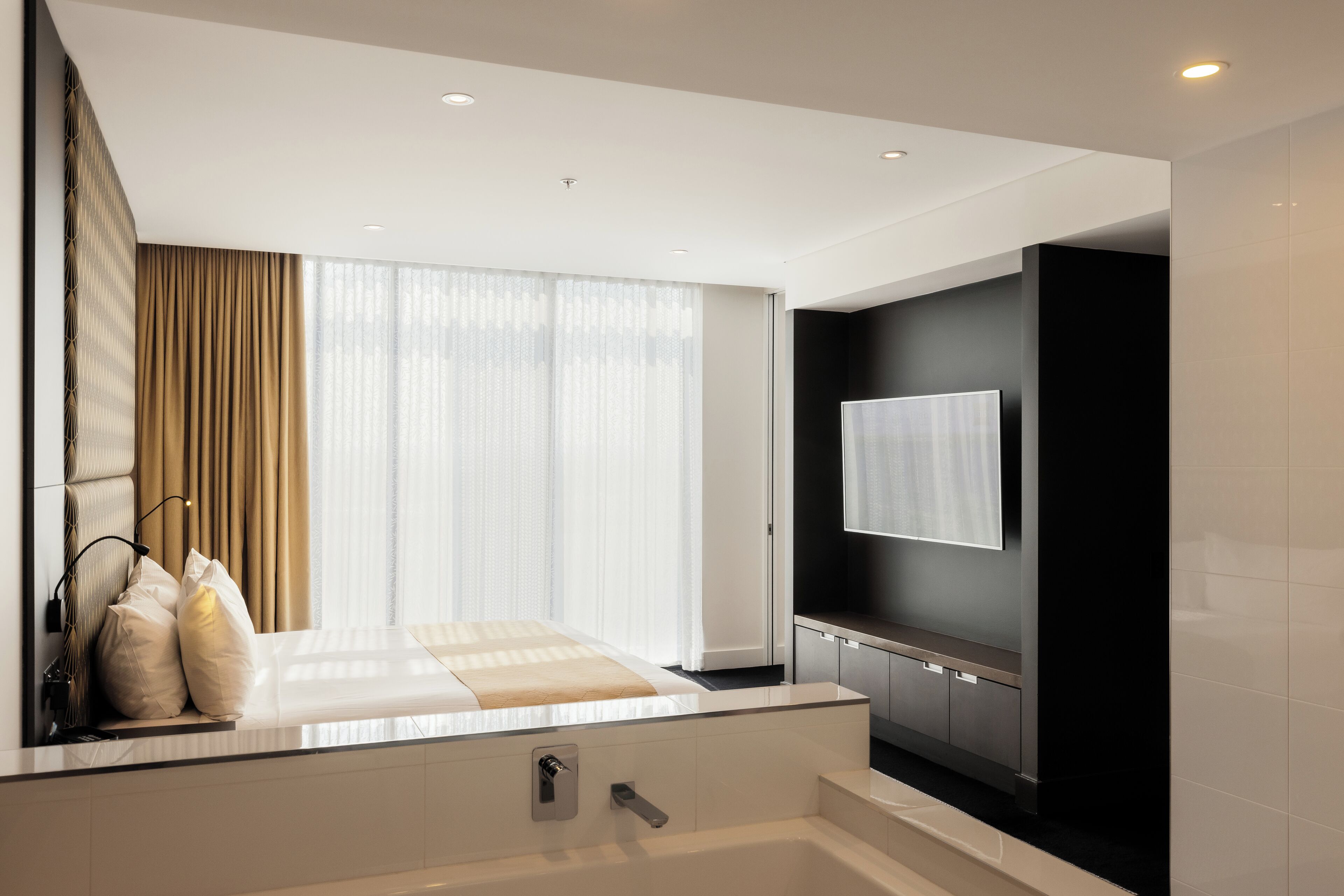 executive suite, 1 king bed | 1 bedroom, minibar, in-room safe, desk