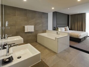 Minibar, in-room safe, desk, soundproofing - Pullman Brisbane Airport (Brisbane Airport)