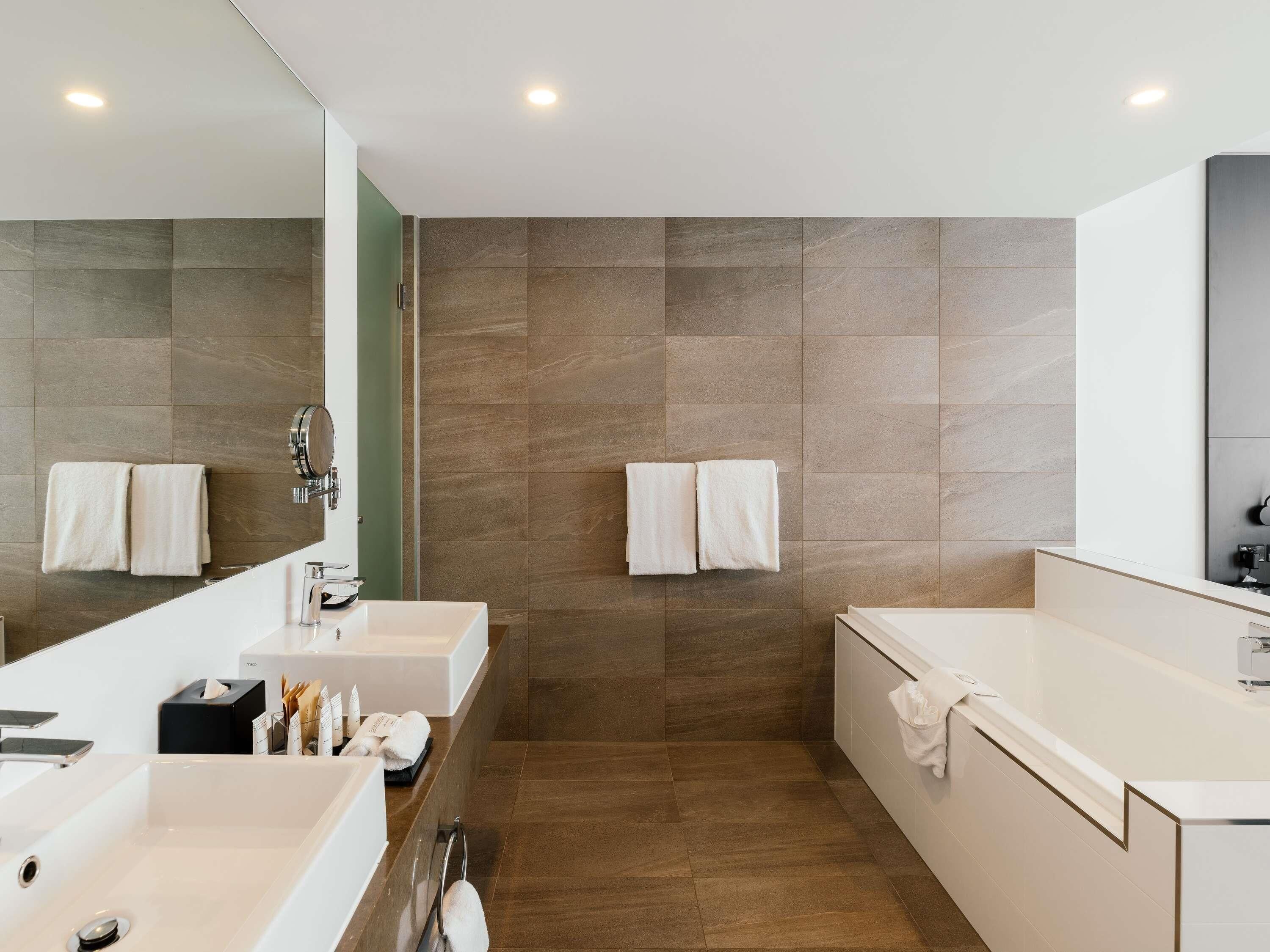 Executive Suite, 1 King Bed | Bathroom