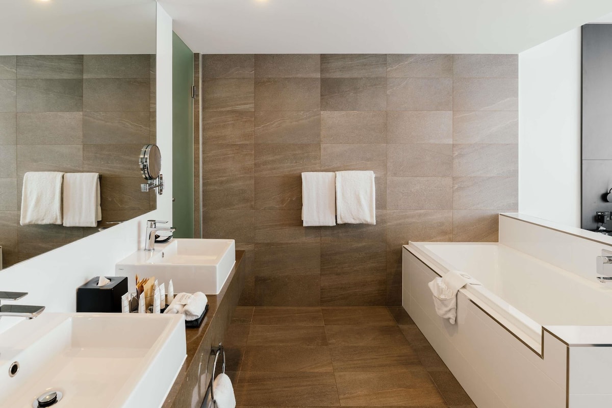 Suite ejecutiva, 1 cama King size | Baño | Regadera, amenidades de baño de diseñador, secadora de cabello, batas