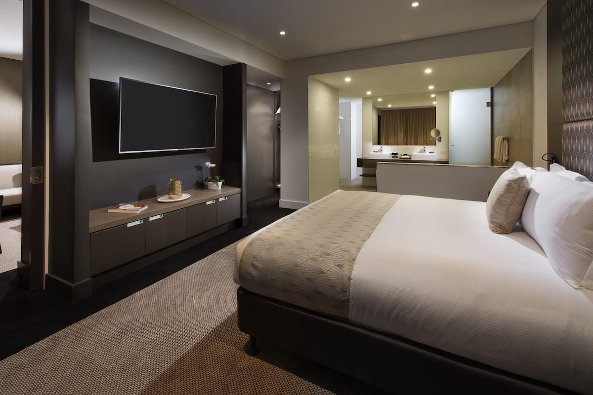 Executive Suite, 1 King Bed | 1 bedroom, minibar, in-room safe, desk