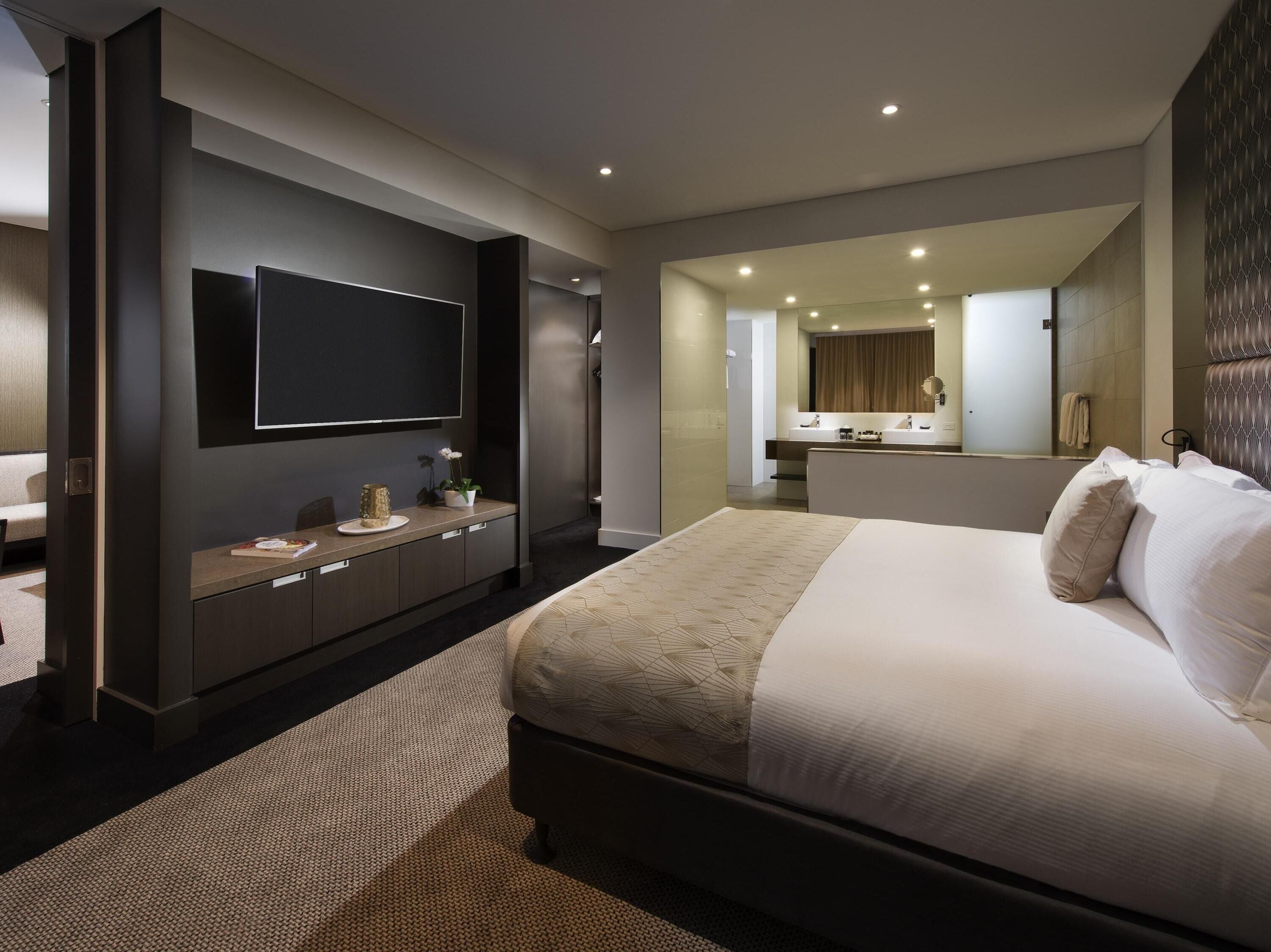 Minibar, caja de seguridad en la habitación y escritorio 