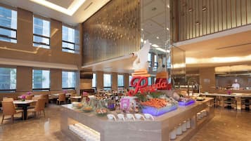 2 restaurantes, se sirven desayunos, comidas, cenas y cocina china