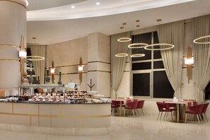 Café da manhã com buffet grátis todos os dias