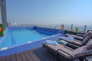 Una piscina al aire libre de temporada