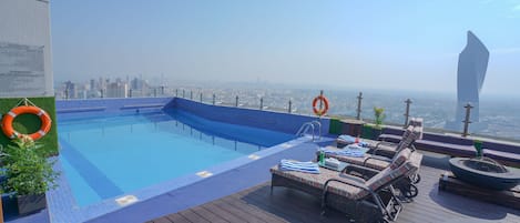 Una piscina al aire libre de temporada