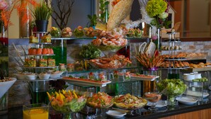 Un bufé con diferentes alimentos y decoración.