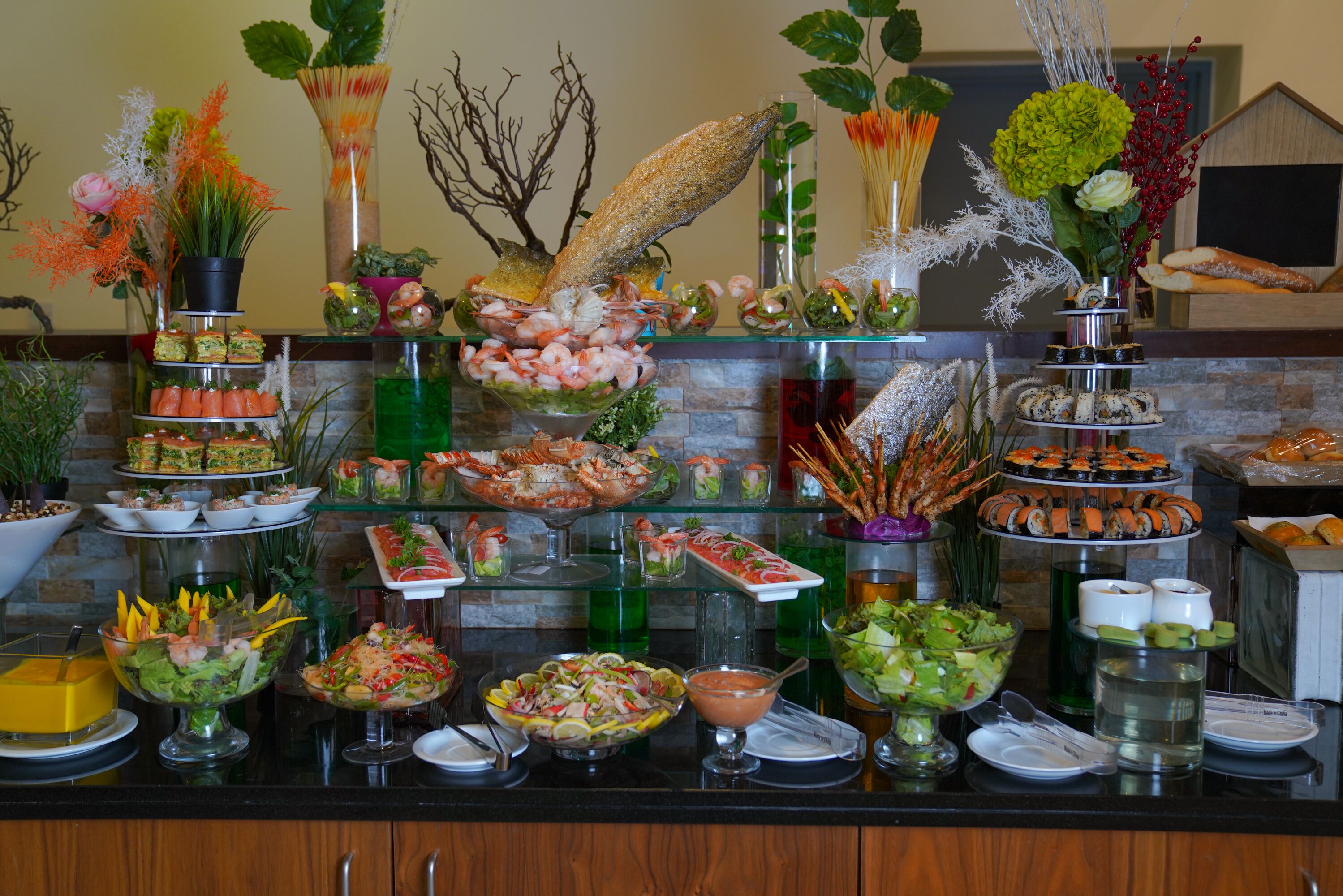 Un buffet proposant une variété de plats et d’éléments décoratifs.